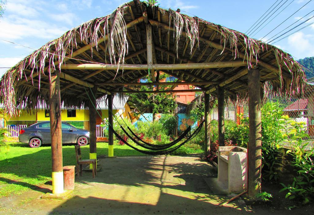 Hostal Henrry'S Hotel Mindo Exterior photo
